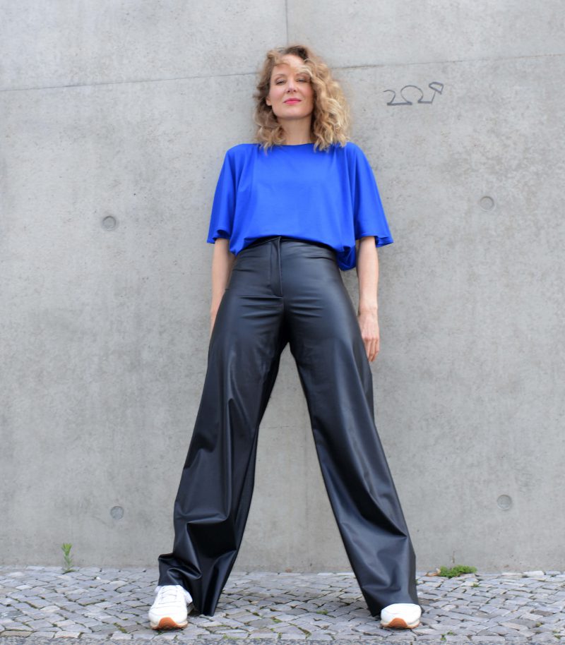 Tessa Mittelstaedt in RAU Berlin veganer Lederhose und Fledermausshirt blue