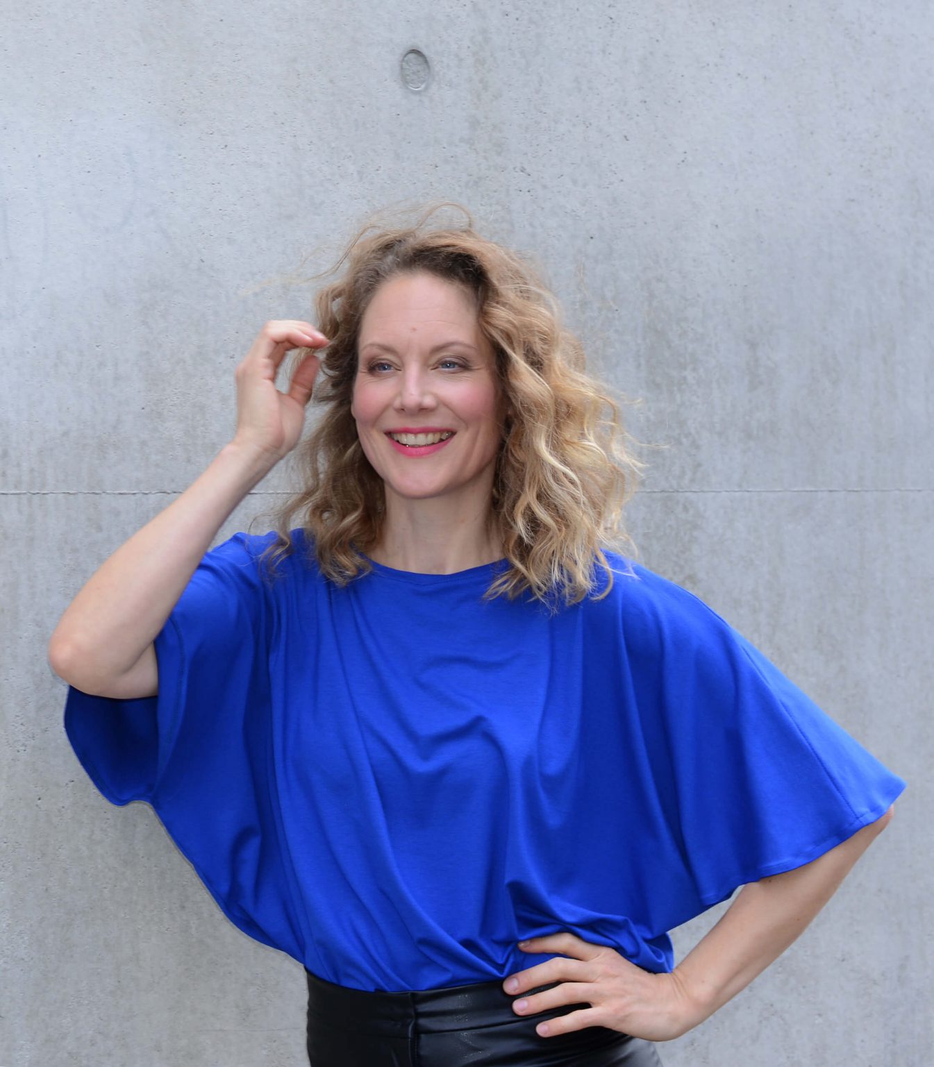 Tessa Mittelstaedt in RAU Berlin Fledermaus-Shirt blue