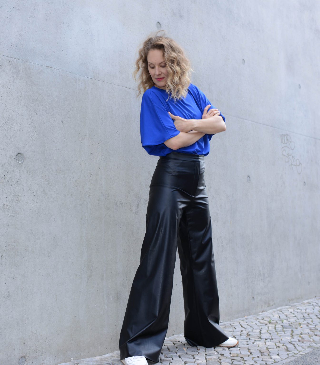 Tessa Mittelstaedt in RAU Berlin veganer Lederhose und Fledermausshirt blue