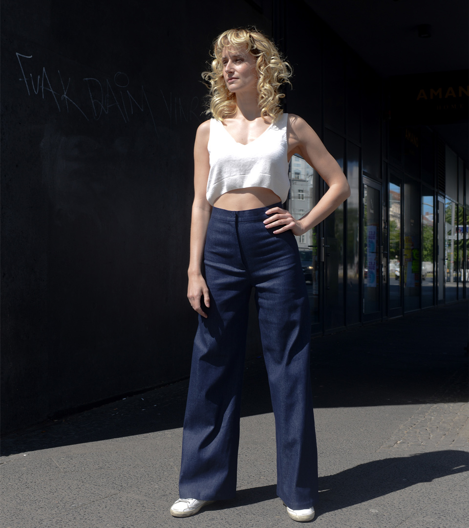 Pia-Micaela Barucki in RAU Berlin Marlene Hose Denim