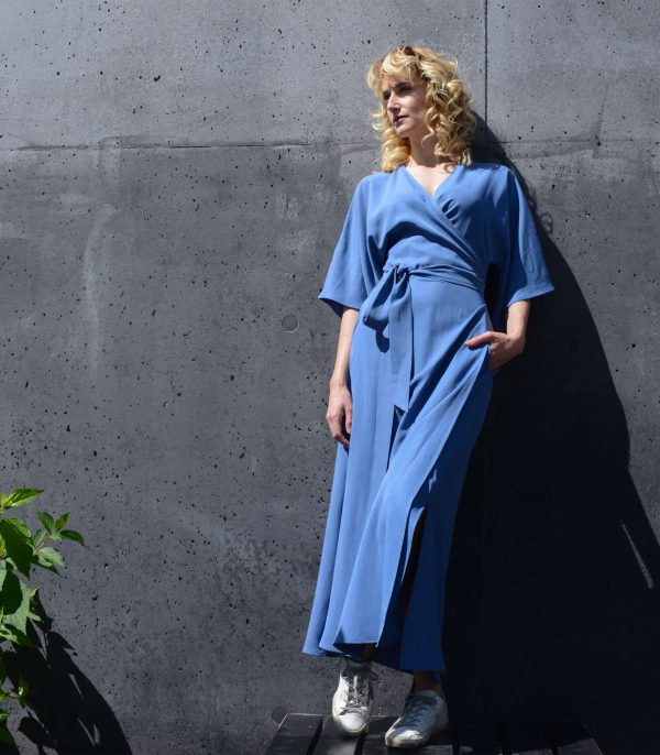 Wickelkleid Maxi mit seitlichen Schlitzen und Taschen 10 rau berlin wickelkleid hellblau maxi 7648 scaled 1