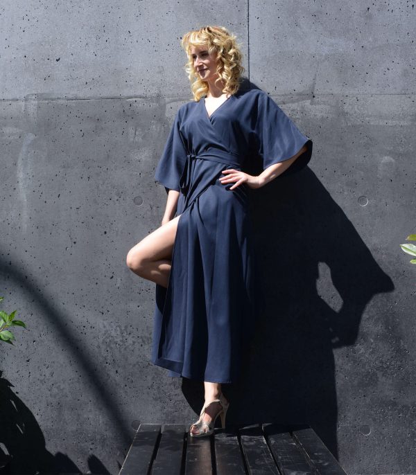 Wickelkleid Maxi mit seitlichen Schlitzen und Taschen 3 rau berlin wickelkleid navy maxi 7469 scaled 1