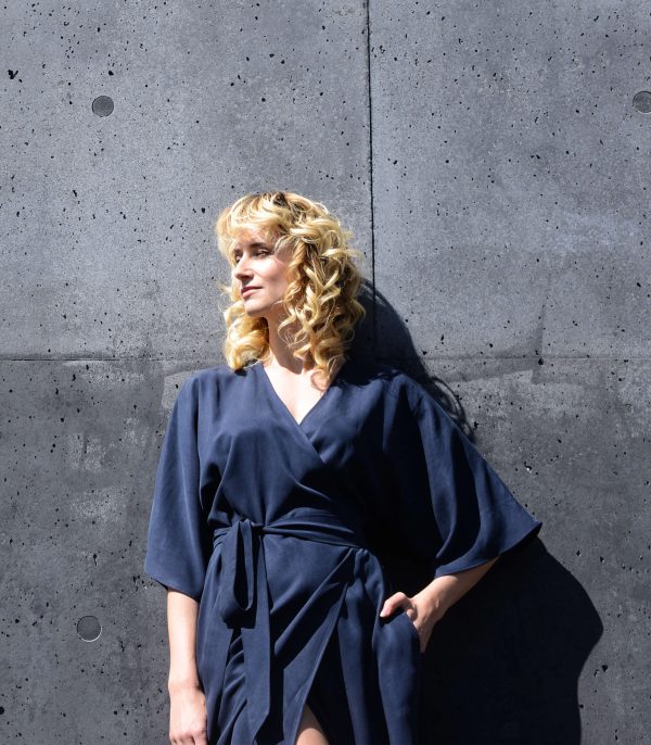 Wickelkleid Maxi mit seitlichen Schlitzen und Taschen 6 rau berlin wickelkleid navy maxi 7487 scaled 1