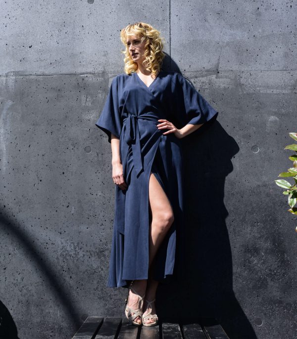 Wickelkleid Maxi mit seitlichen Schlitzen und Taschen 5 rau berlin wickelkleid navy maxi 7512 scaled 1