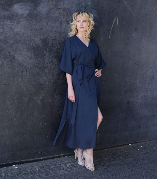 Wickelkleid Maxi mit seitlichen Schlitzen und Taschen 4 rau berlin wickelkleid navy maxi 7535 scaled 1