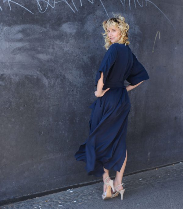 Wickelkleid Maxi mit seitlichen Schlitzen und Taschen 2 rau berlin wickelkleid navy maxi 7597 scaled 1