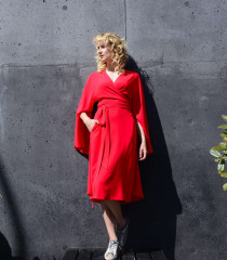 Produkte 64 rau berlin wickelkleid rot midi 7344 scaled 1 uai