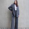 Anzug aus Graue Marlene Hose High Waisted und grauer Blazer Boyfriendstyle von RAU Berlin.