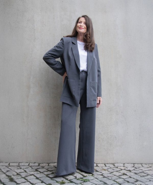 Graue Marlene Hose High Waisted 1 Anzug aus Graue Marlene Hose High Waisted und grauer Blazer Boyfriendstyle von RAU Berlin.