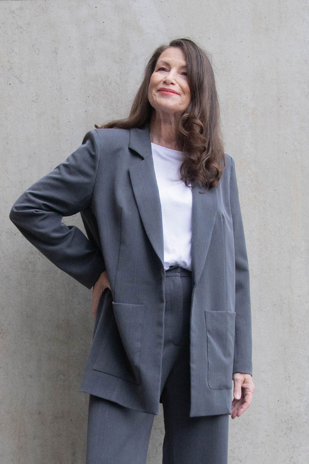 Grauer Blazer im Boyfriendstyle von RAU Berlin.