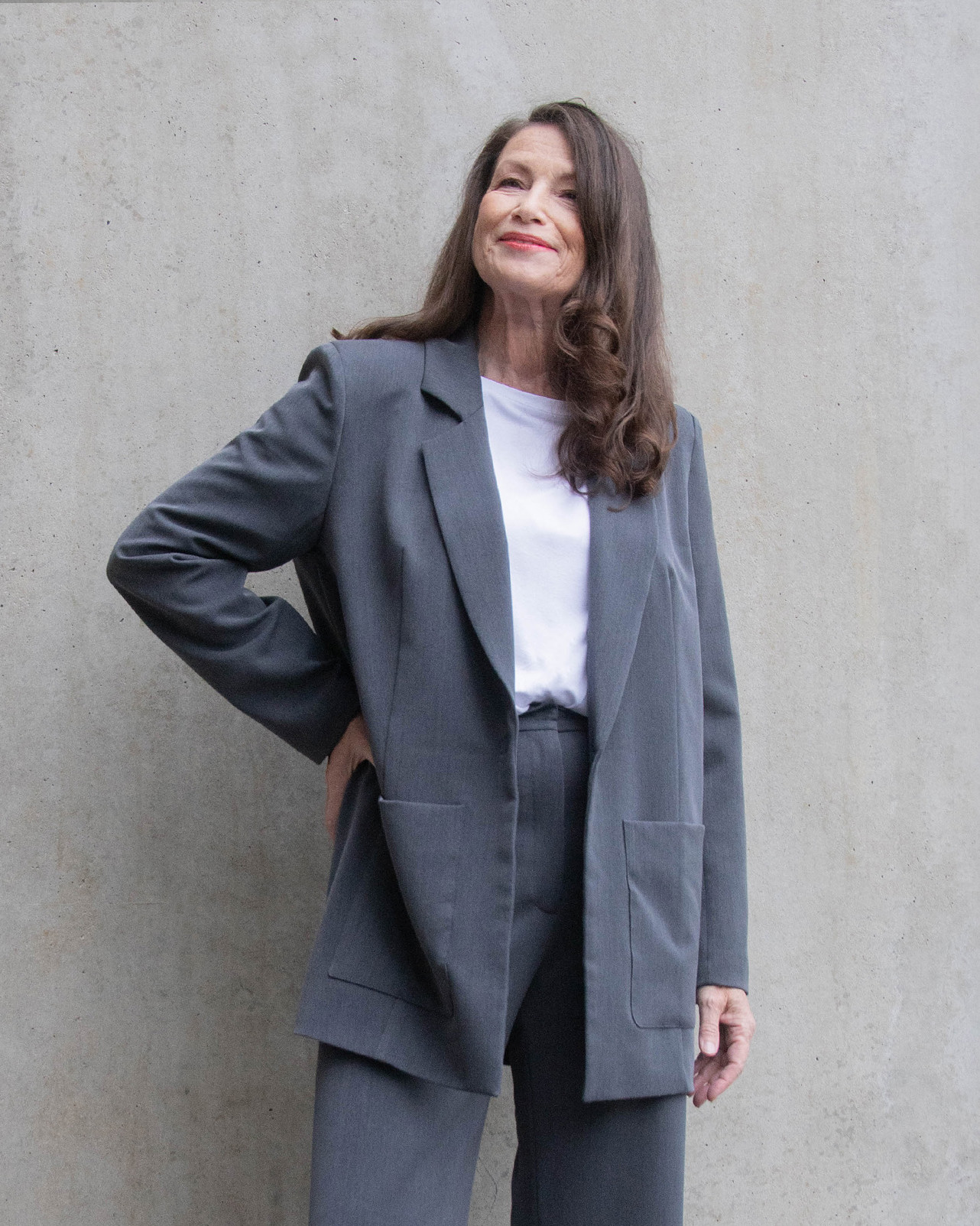 Grauer Blazer im Boyfriendstyle von RAU Berlin.