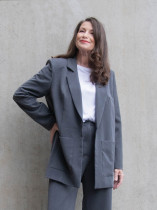 Grauer Blazer im Boyfriendstyle von RAU Berlin.