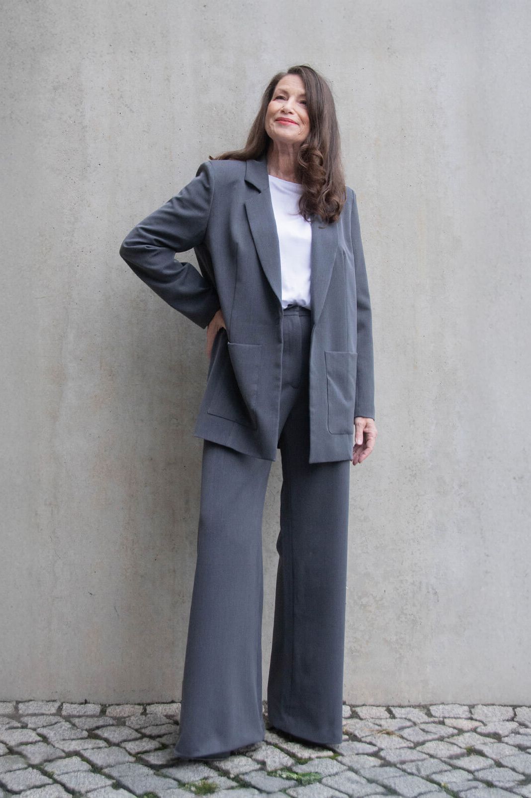 Anzug aus Graue Marlene Hose High Waisted und grauer Blazer Boyfriendstyle von RAU Berlin.