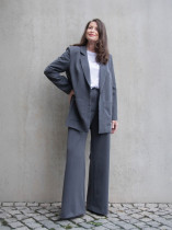 Anzug aus Graue Marlene Hose High Waisted und grauer Blazer Boyfriendstyle von RAU Berlin.