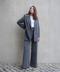 Produkte 54 Anzug aus Graue Marlene Hose High Waisted und grauer Blazer Boyfriendstyle von RAU Berlin.