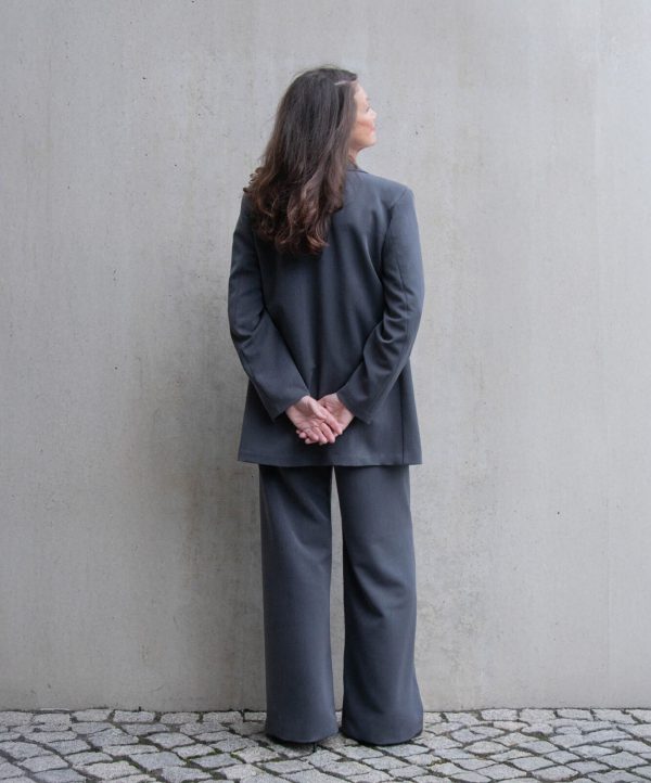 Graue Marlene Hose High Waisted 3 Anzug grau Blazer Boyfriendstyle und Marlene RAU Berlin.