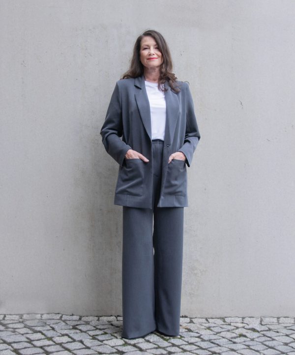 Graue Marlene Hose High Waisted 2 Anzug grau Blazer Boyfriendstyle und Marlene RAU Berlin.