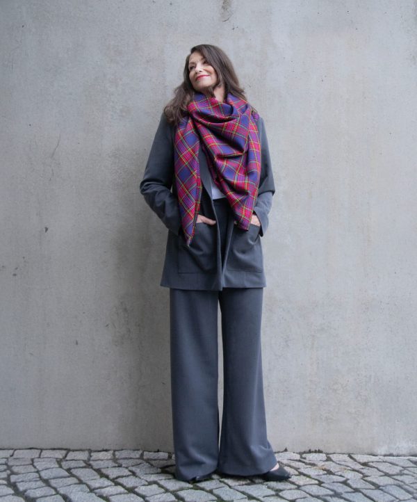 Anzug grau Blazer Boyfriendstyle und Marlene RAU Berlin. Dazu kariertes Tuch