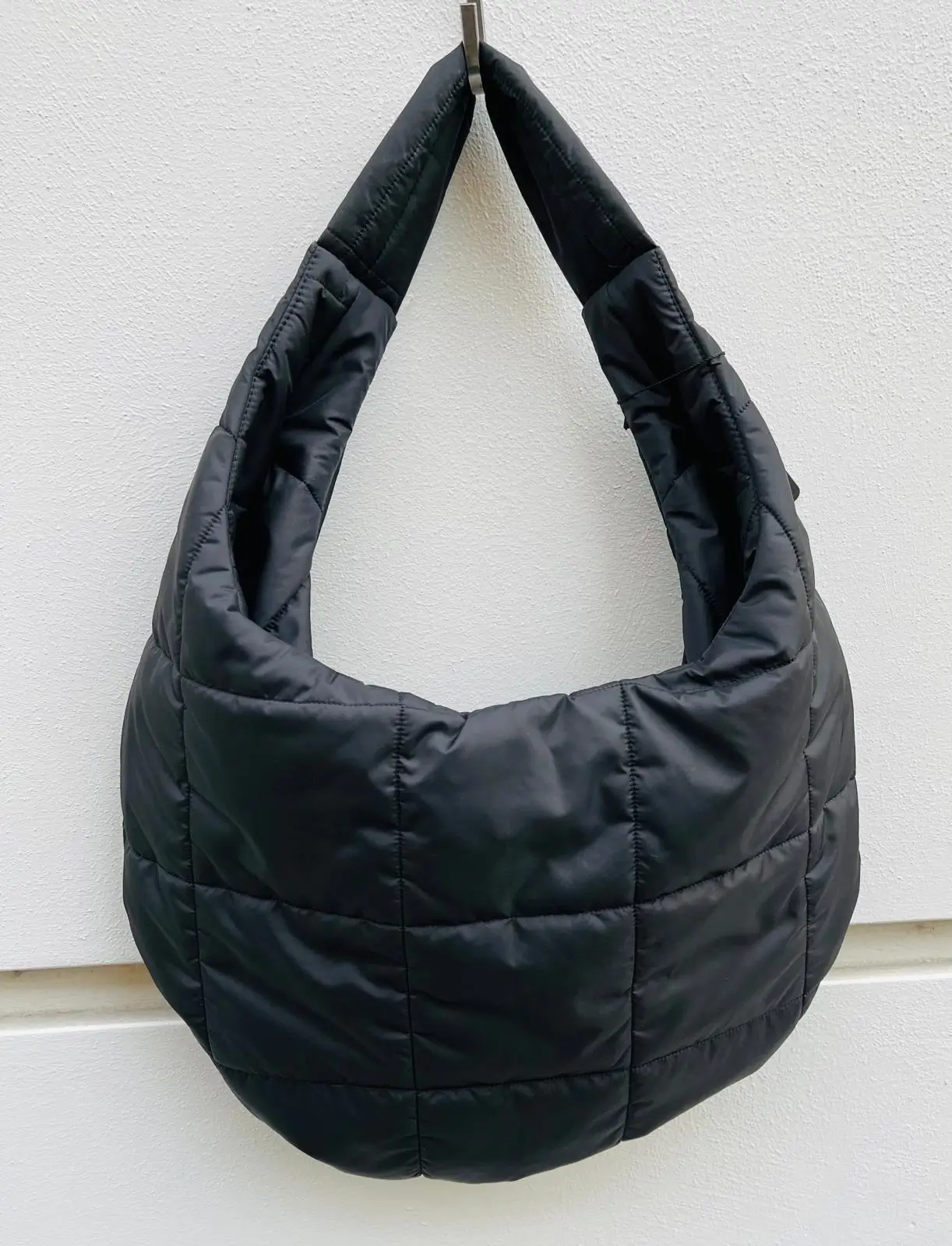 Moon Bag Midi mit verstellbarem Gurt 1 RAU Berlin Tasche Moon Puffer black