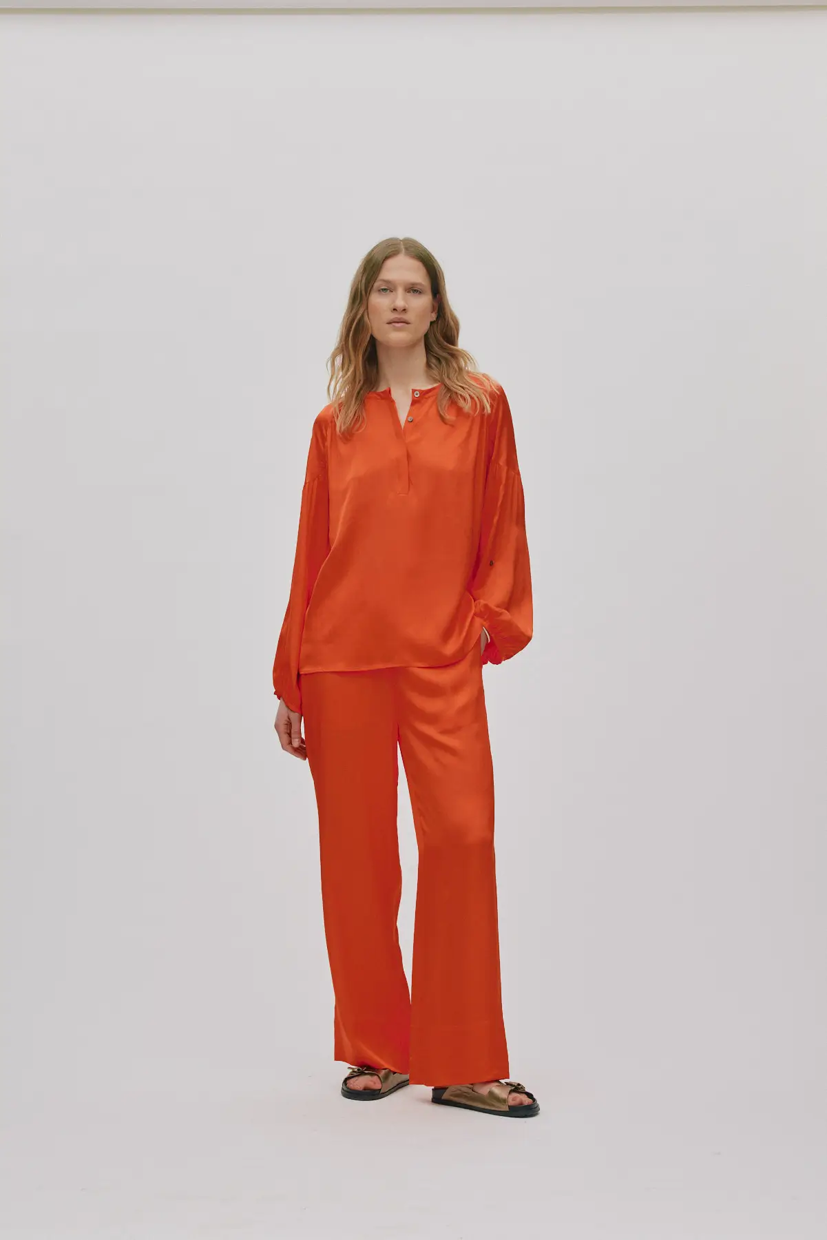 Weite fließende Hose 3 Contrast lace shirt Lissy Deep mandarin 4 1