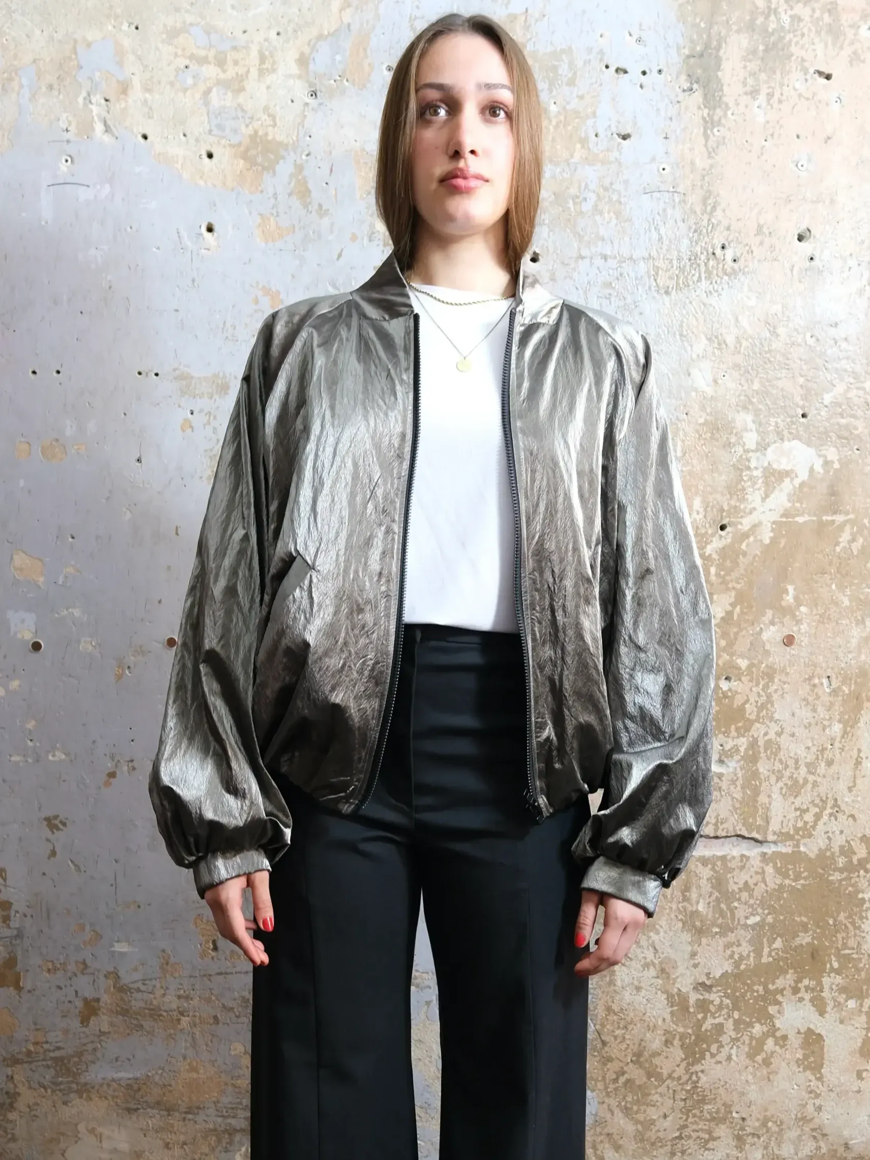 Blouson aus dünnem veganem Leder Bronze 11 DSCF1548 scaled uai