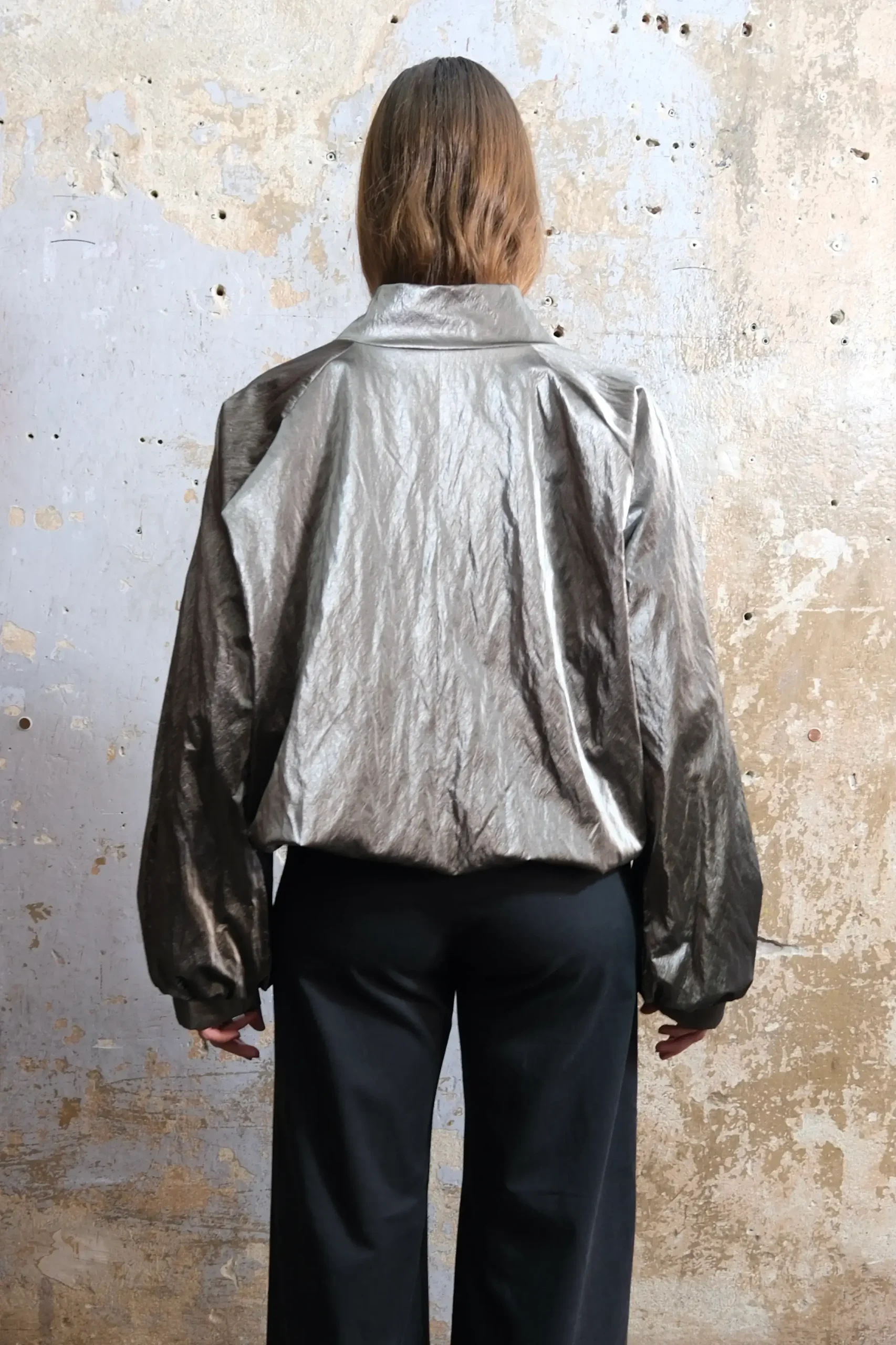 Blouson aus dünnem veganem Leder Bronze 4 DSCF1550 scaled