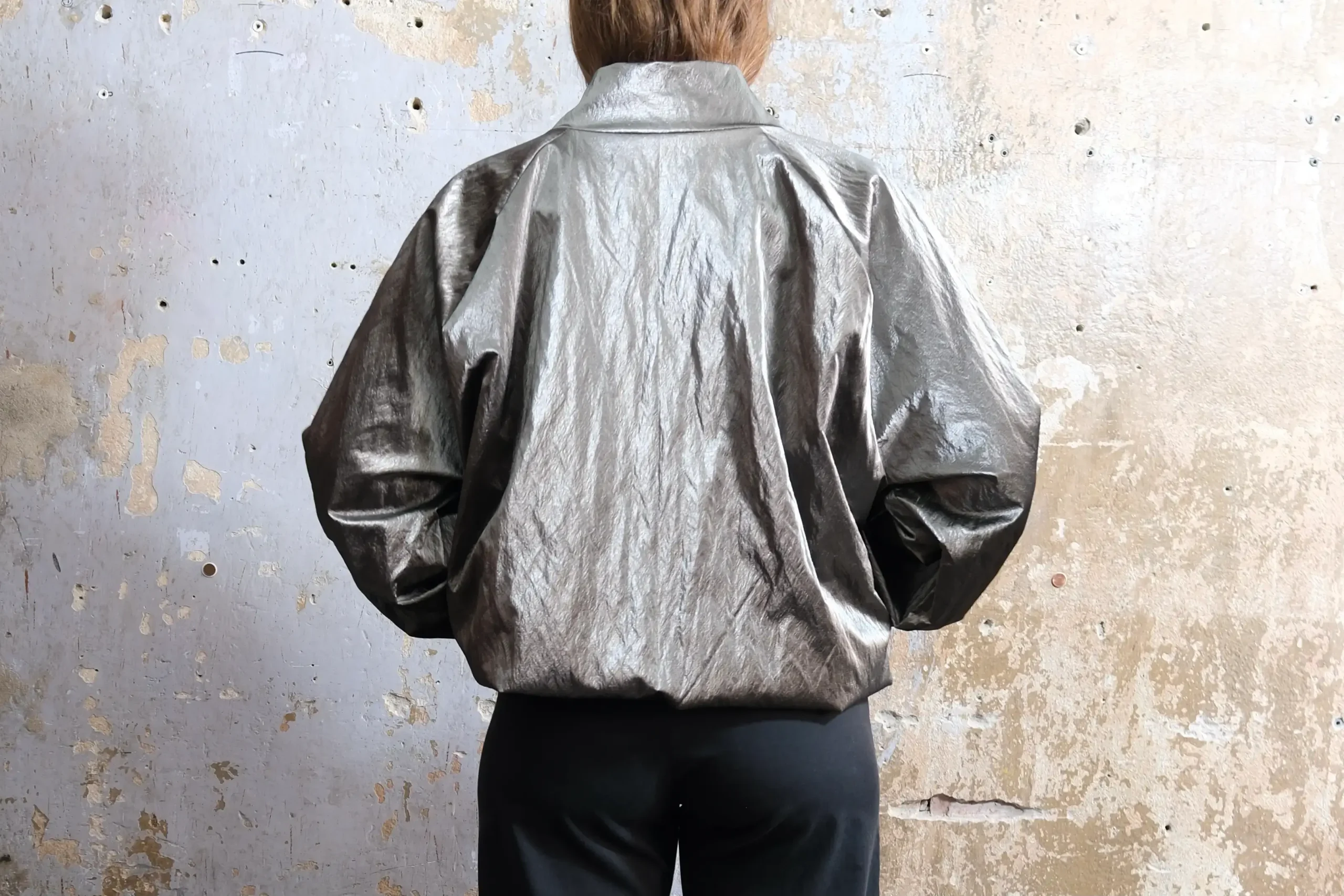 Blouson aus dünnem veganem Leder Bronze 6 DSCF1554 scaled
