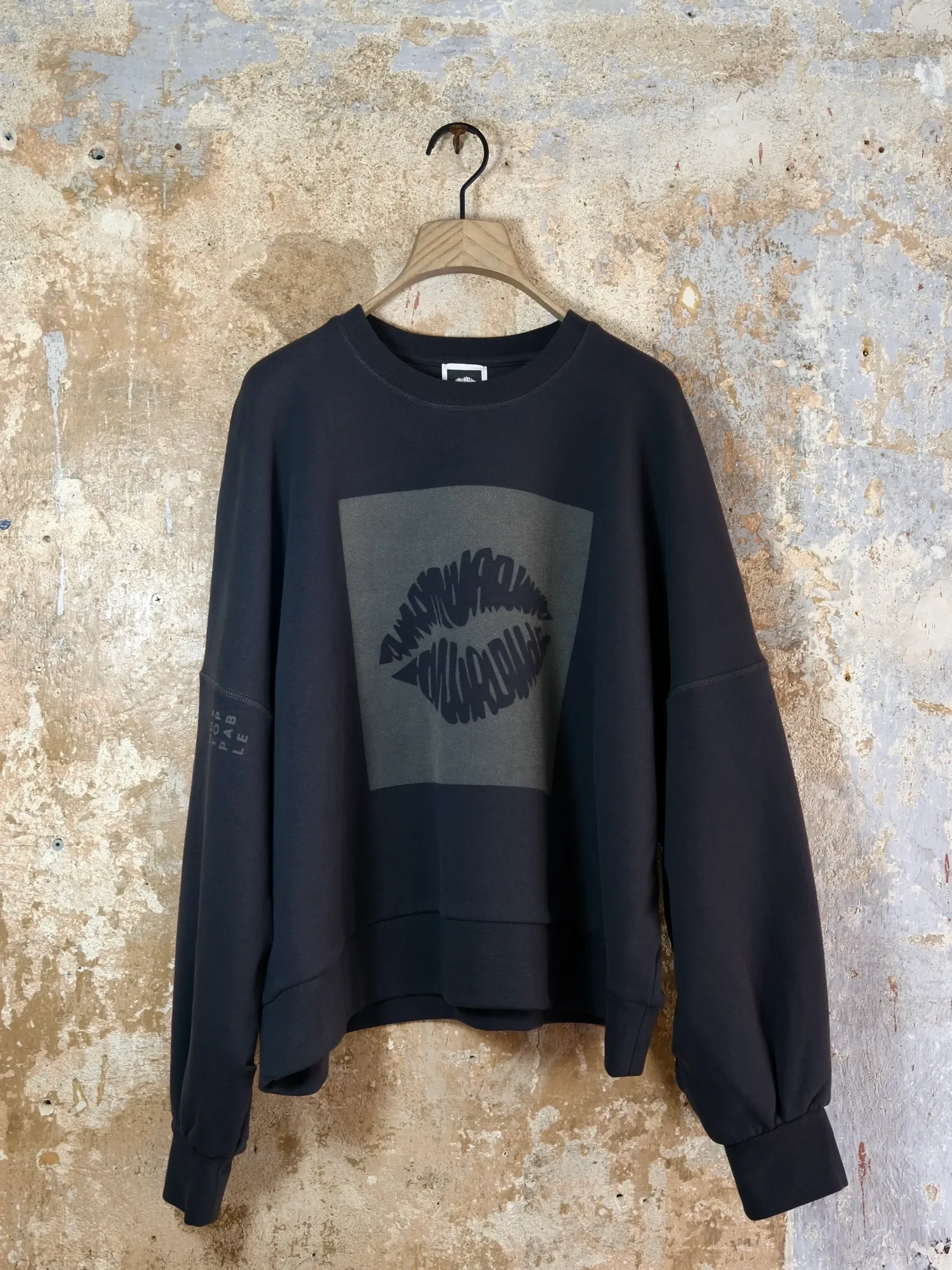 Oversized Sweater - Big Kiss Vintage Black 5 DSCF1968 scaled uai