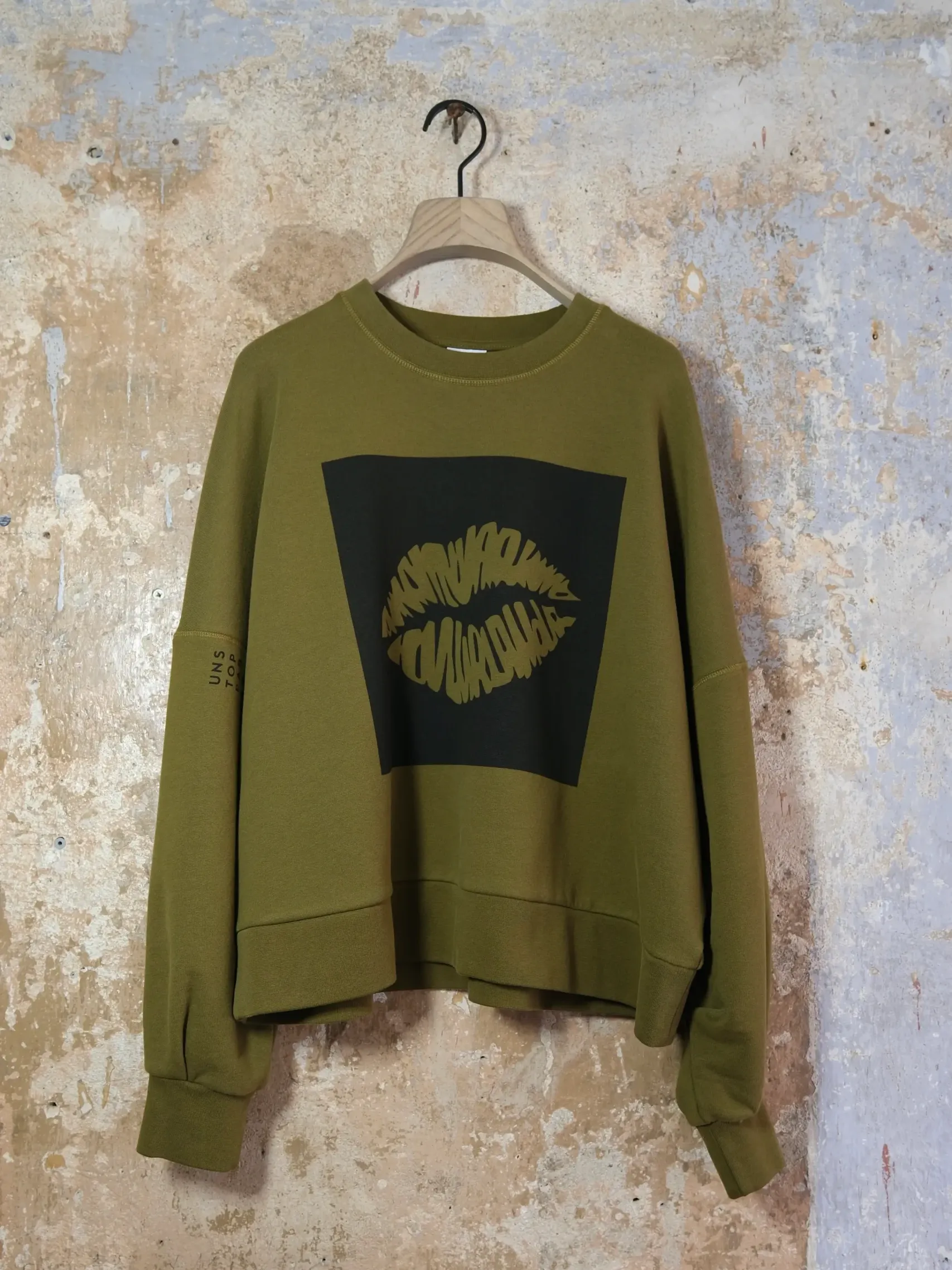Oversized Sweater - Big Kiss Khaki 4 DSCF1986 scaled uai