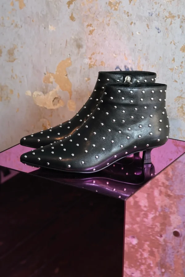 Elegante, spitz zulaufende Ankleboots mit Pfennigabsatz in Nappa Leder mit Nieten 2 DSCF2015 scaled