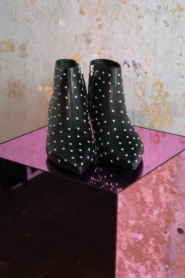 Elegante, spitz zulaufende Ankleboots mit Pfennigabsatz in Nappa Leder mit Nieten 1 DSCF2019 scaled