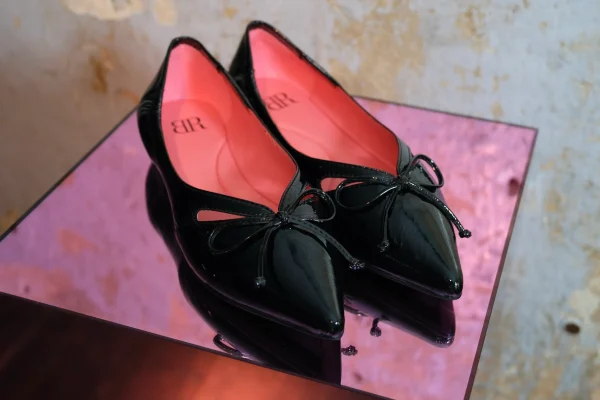 Elegante, spitz zulaufende Ballerinas aus glänzendem Lackleder mit filigraner Schleife 3 DSCF2060 scaled