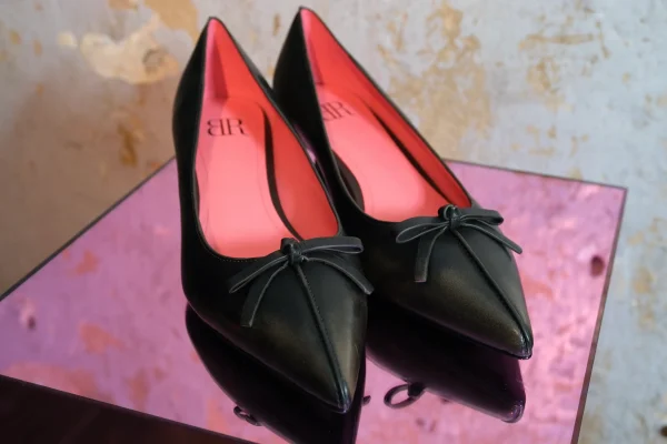Elegante, spitz zulaufende Stiletto Pumps mit filigraner Schleife und Pfennigabsatz in Vintage Braun 3 DSCF2083 scaled