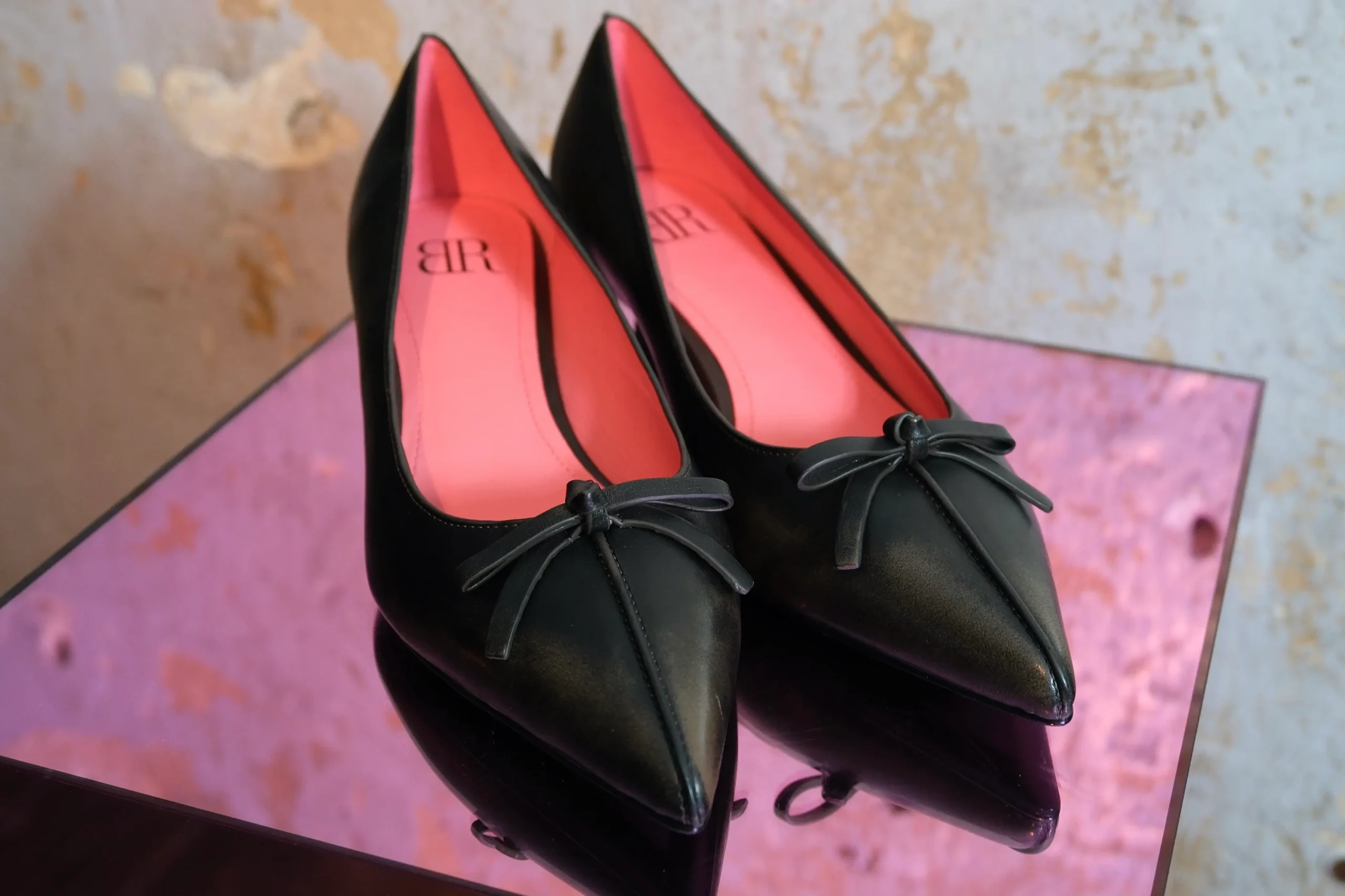 Elegante, spitz zulaufende Stiletto Pumps mit filigraner Schleife und Pfennigabsatz in Vintage Braun 3 DSCF2083 scaled