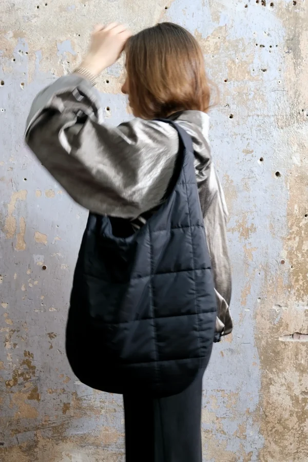 Puffer Moon Bag Selene mit integrierter Laptoptasche von RAU Berlin 1 DSCF1560 scaled