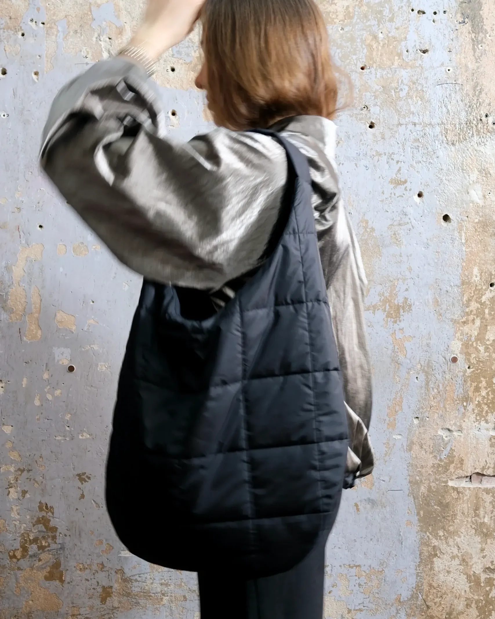 Puffer Moon Bag Selene mit integrierter Laptoptasche von RAU Berlin 40 DSCF1560 scaled uai