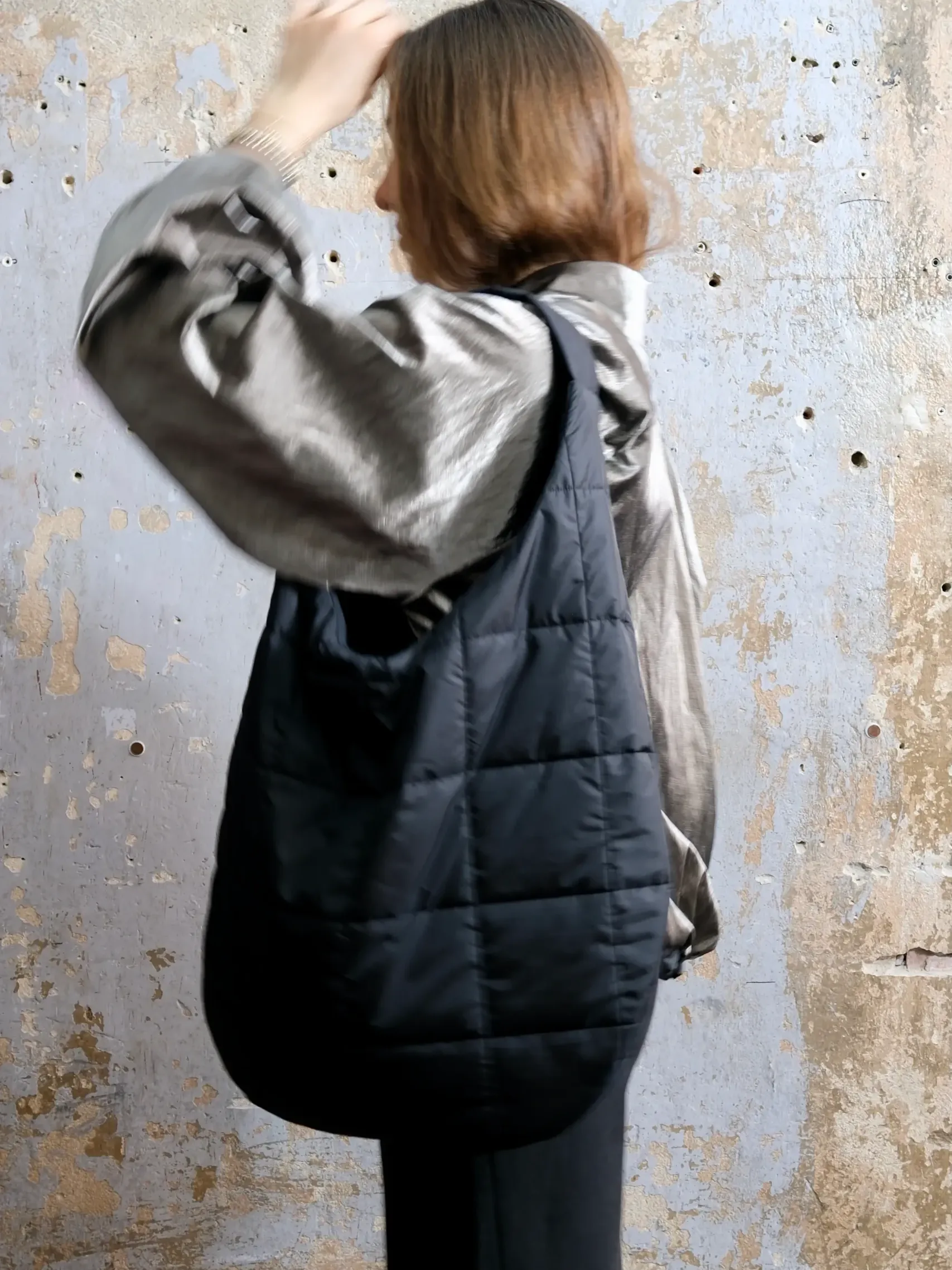 Puffer Moon Bag Selene mit integrierter Laptoptasche von RAU Berlin 5 DSCF1560 scaled uai